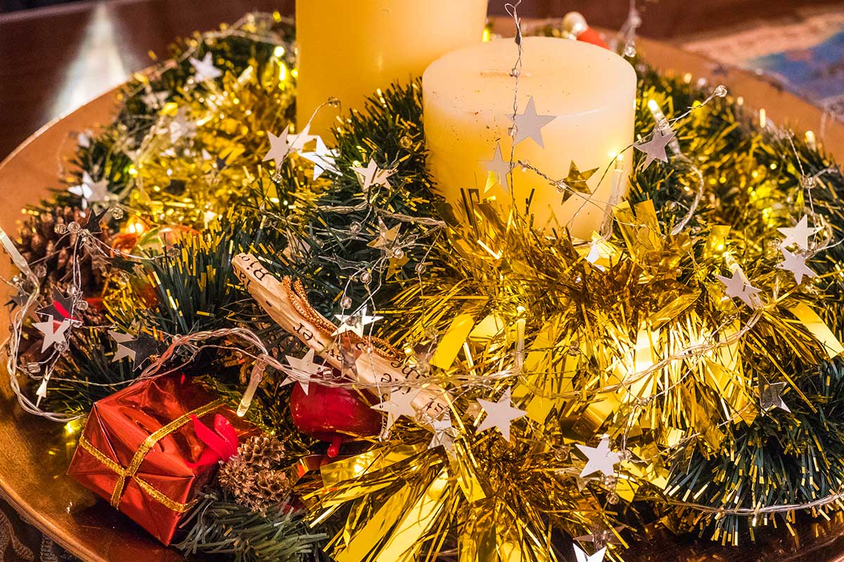 Centrotavola natalizio con candele e ghirlanda dorata