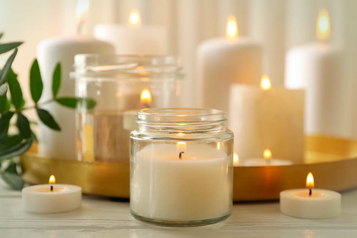 Barattoli di vetro: il trucco creativo per trasformarli in candele decorative