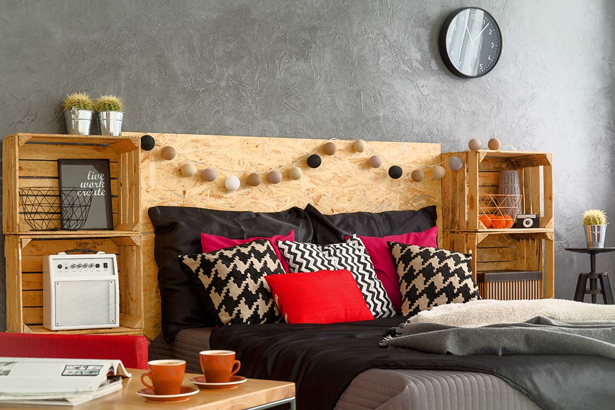 Letto con testiera fai da te realizzata con cassette di legno, foto di © Photographee.eu - stock.adobe.com
