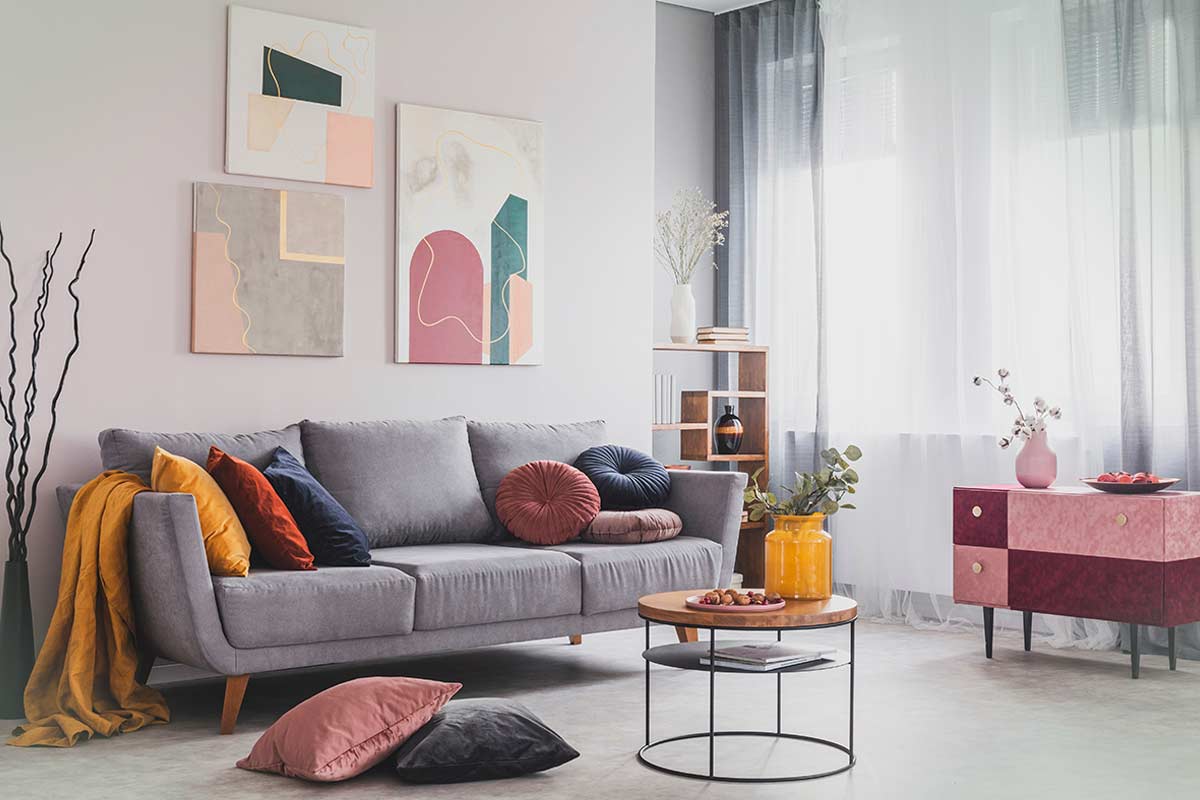 Parete vuota in salotto: 5 idee facili che scaldano l’ambiente senza stravolgerlo