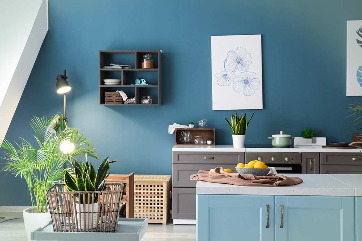 Cucina moderna con parete blu.
