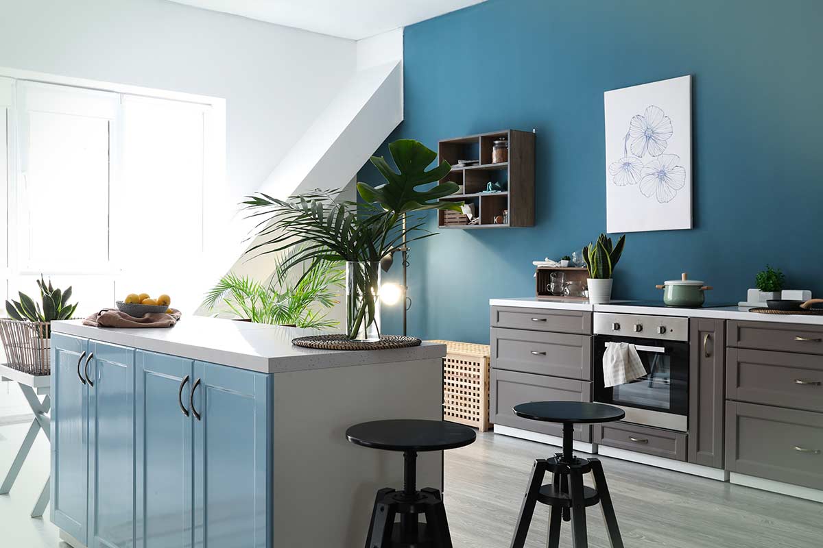 Pareti colorate in cucina: ispirazioni per un restyling facile e di tendenza