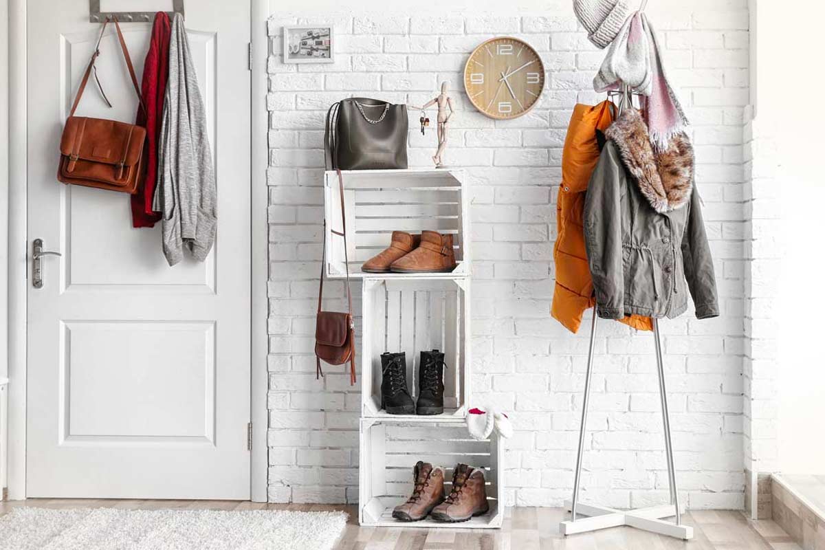 Scarpiera fai da te con riciclo creativo, foto di Africa Studio - stock.adobe.com