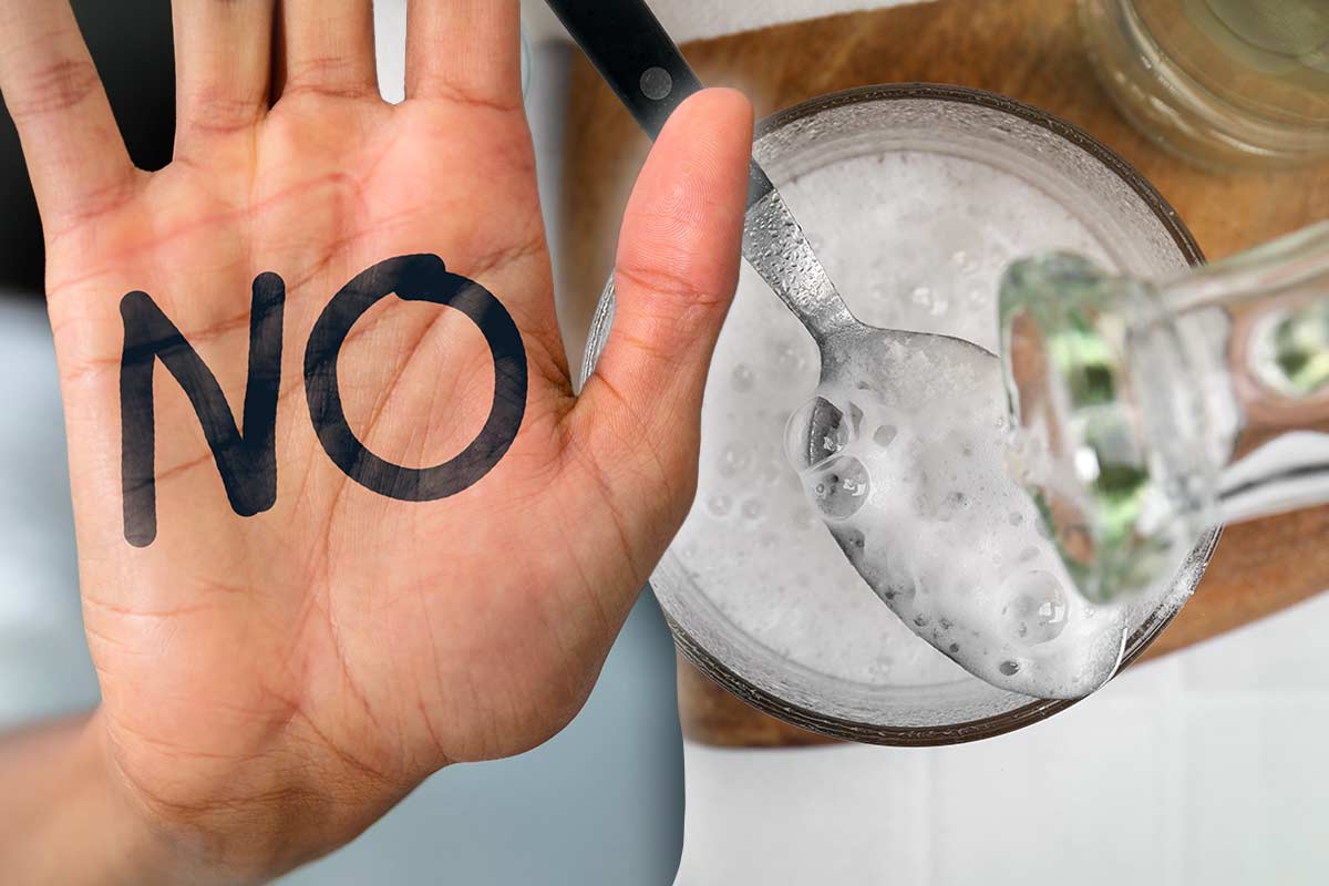 Mano con scritta NO che ferma la reazione tra aceto e bicarbonato, guida alla pulizia consapevole | Foto di © New Africa e Andrey Popov – stock adobe